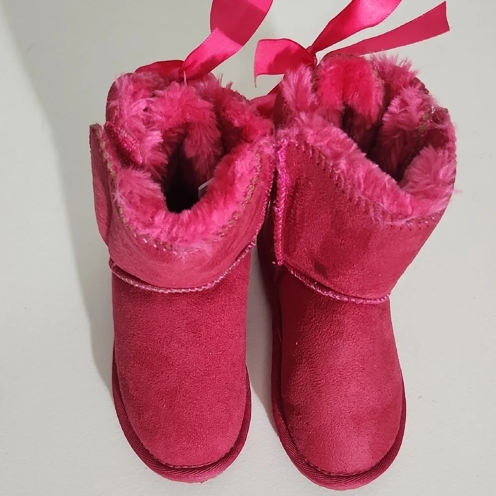 Lamo Apres Boots Size 10 Toddlers Pink Suede Ankle  Fuzzy Spot On Upper See Pic